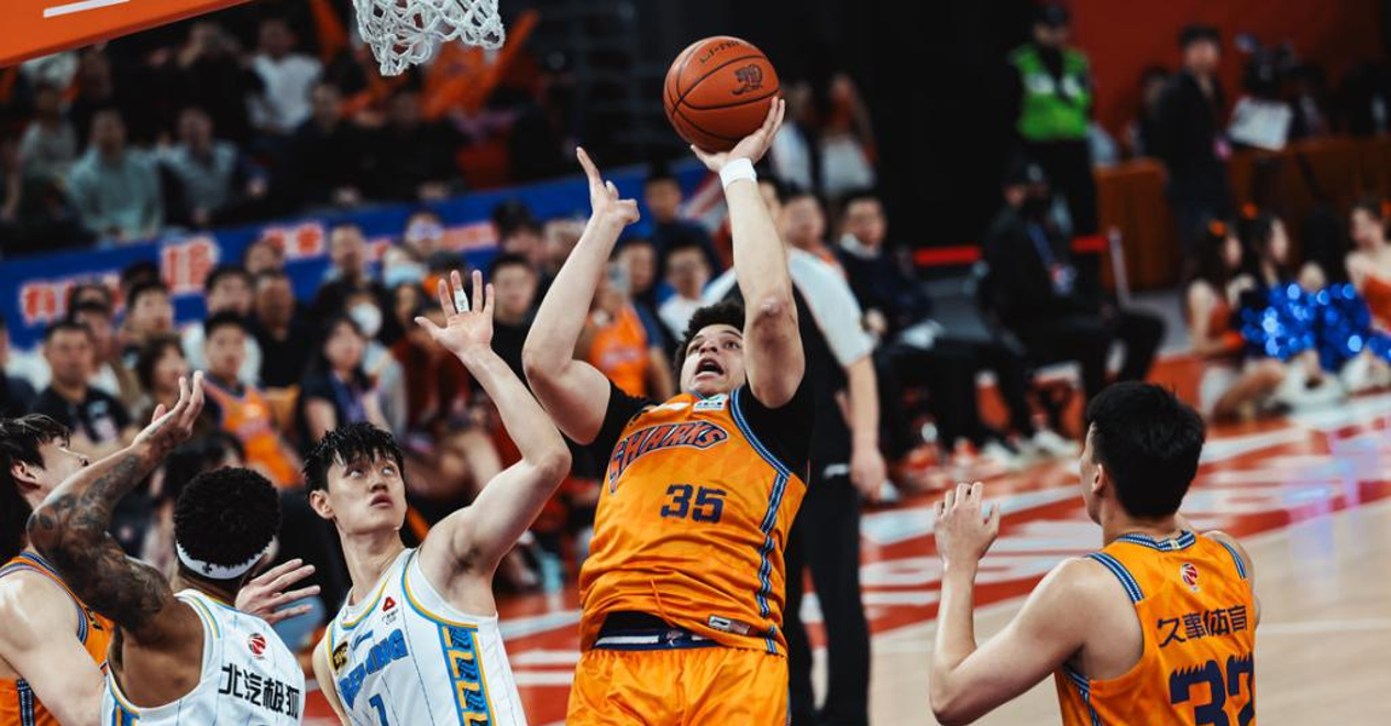 爱游戏官方入口-篮球传奇谢幕，球迷泪洒赛场