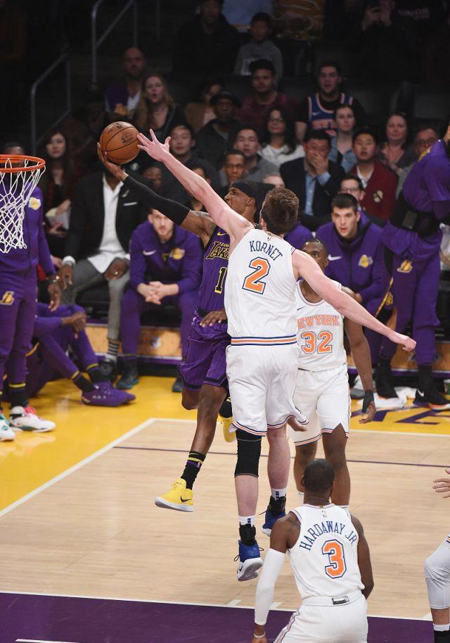 北京队翻盘尼克斯，詹姆斯高光表现