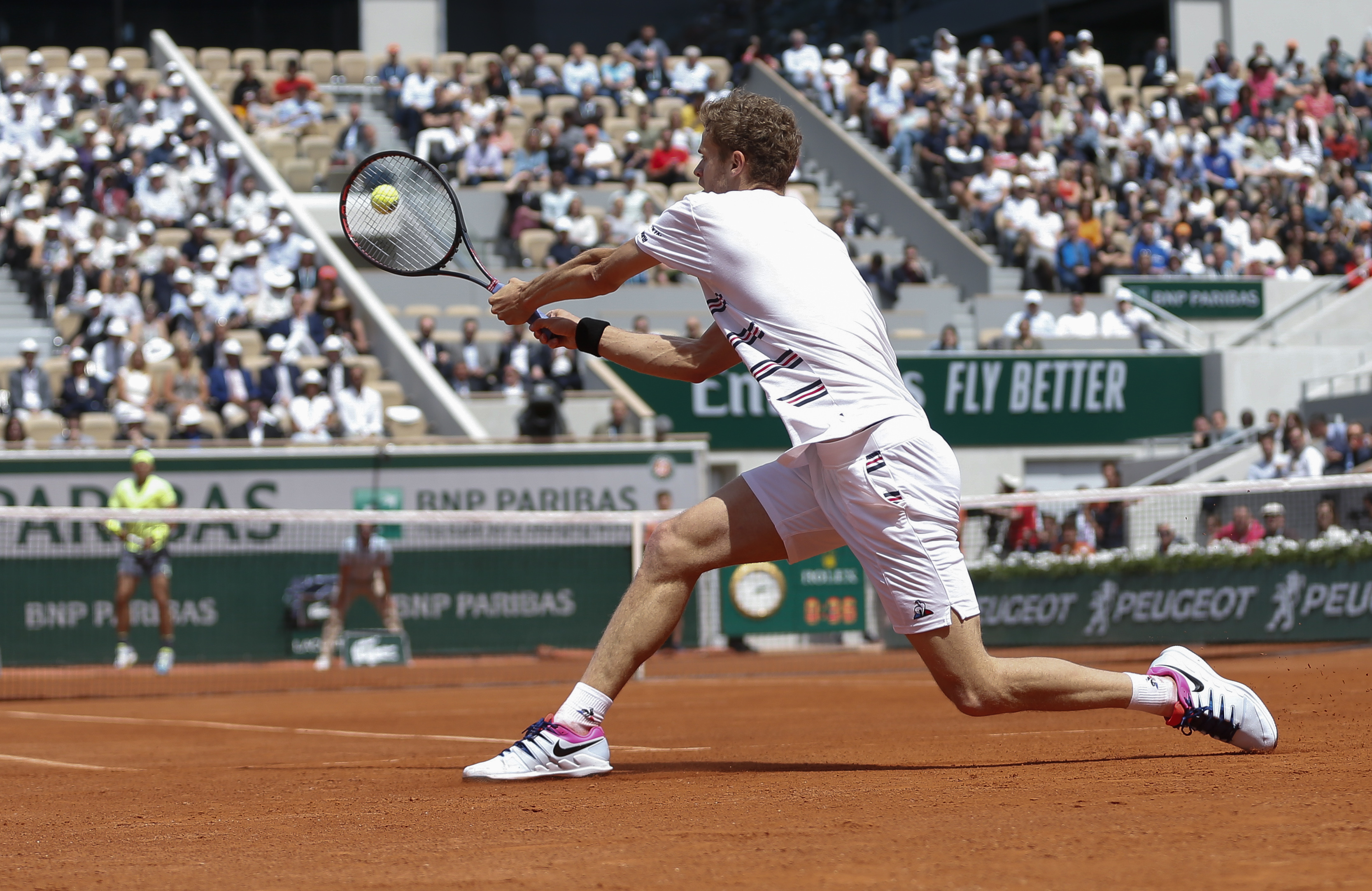 爱游戏官网-法网鏖战戴维斯杯，纳达尔点燃赛场