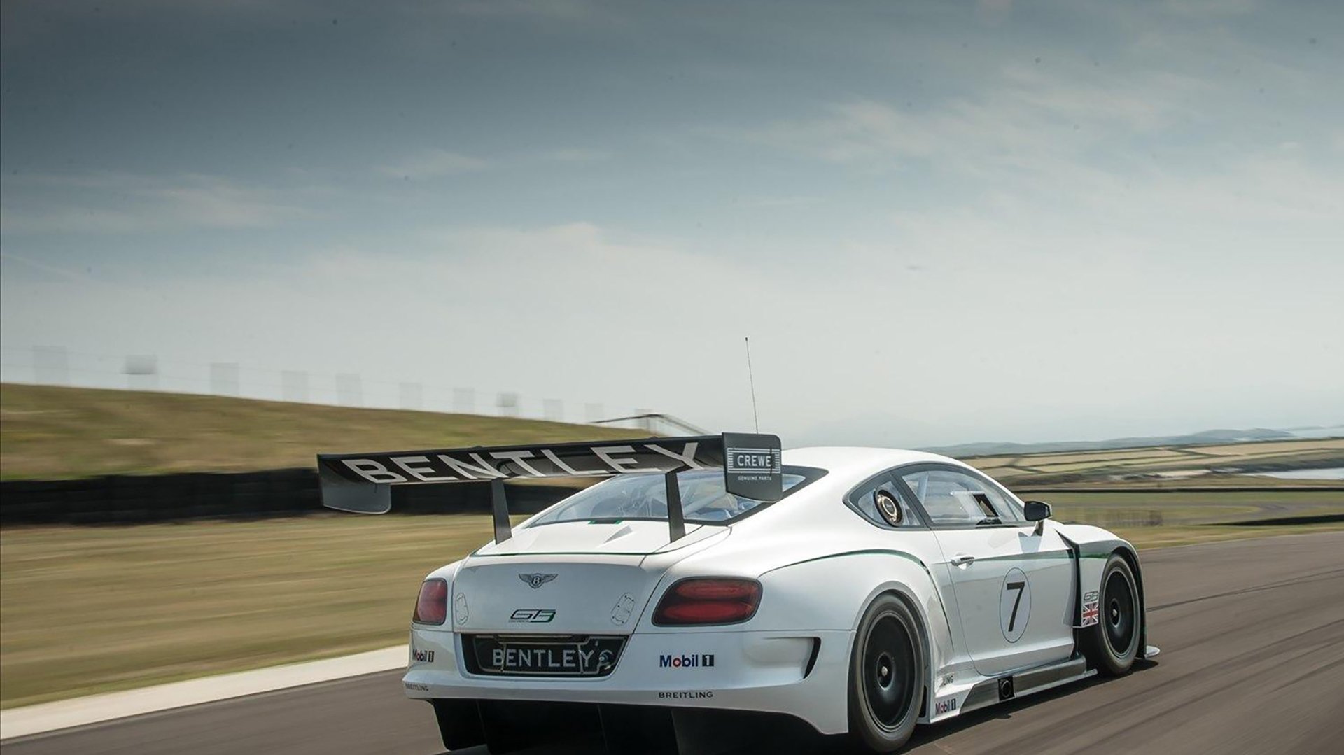 爱游戏tv-跨越大洋的篮球对话，当尼克斯力克上海队，利拉德证明胜利之外的价值