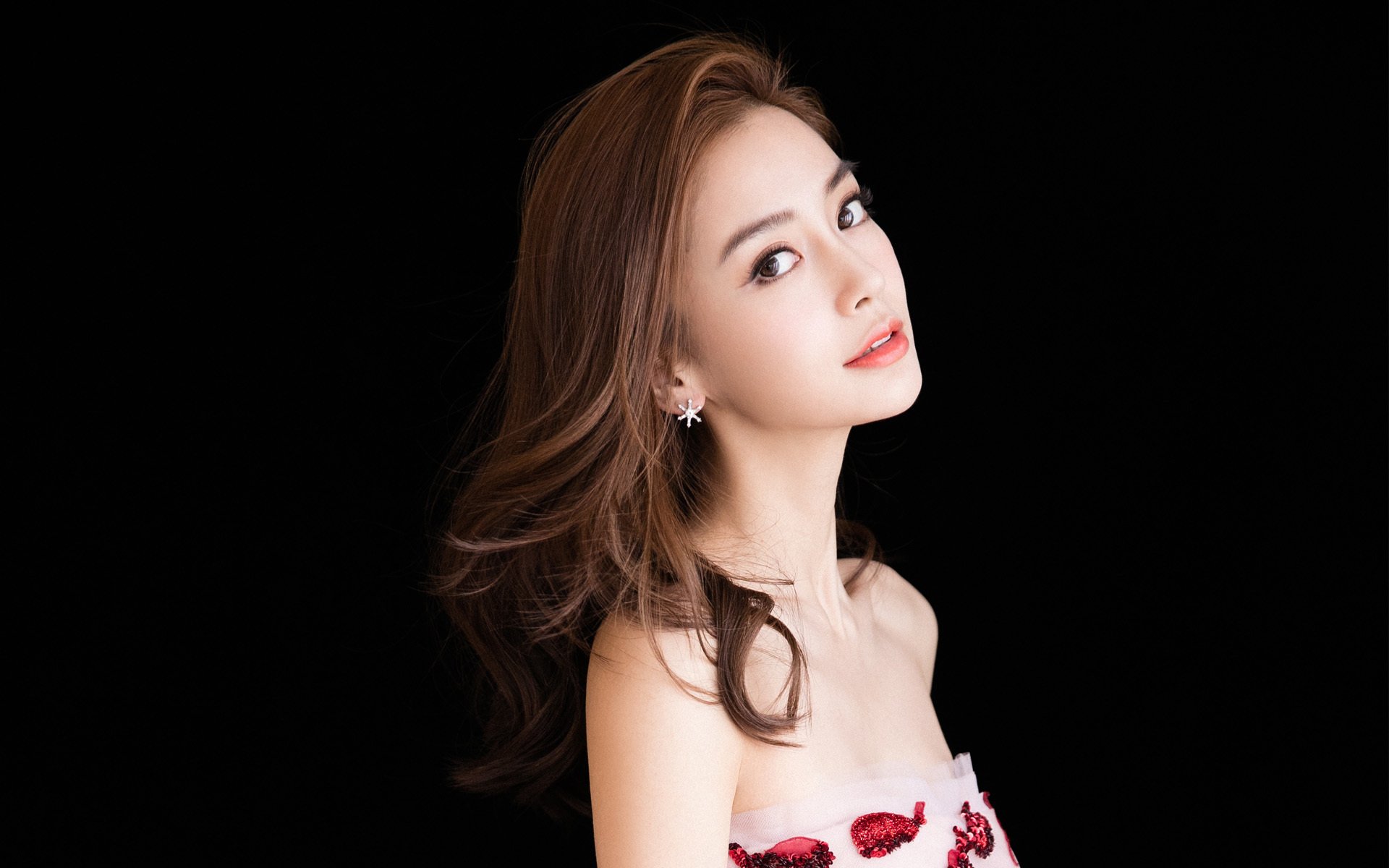 新王当立!贝恩44分生涯之夜击碎质疑,马刺团队洪流淹没雄鹿巨舰